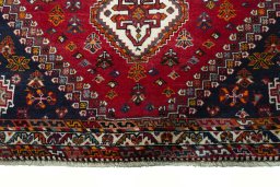Central medallion detail of 2000s Shiraz rug from Iran / Persia