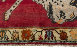 Central medallion detail of 2000s Shiraz rug from Iran / Persia