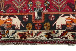 Central medallion detail of 2000s Shiraz rug from Iran / Persia