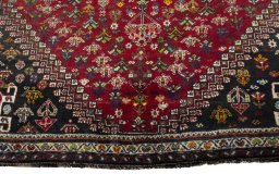 Central medallion detail of 2000s Shiraz rug from Iran / Persia