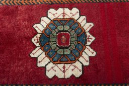 Central medallion detail of 2000s Shiraz rug from Iran / Persia