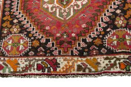 Central medallion detail of 2000s Shiraz rug from Iran / Persia