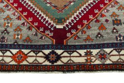 Central medallion detail of 2000s Shiraz rug from Iran / Persia