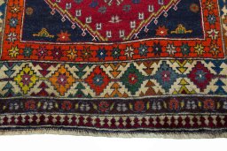 Central medallion detail of 2000s Shiraz rug from Iran / Persia