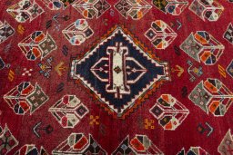 Central medallion detail of 2000s Shiraz rug from Iran / Persia