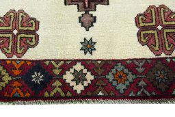 Central medallion detail of 2000s Shiraz rug from Iran / Persia