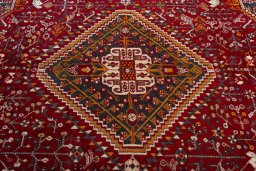 Central medallion detail of 2000s Shiraz rug from Iran / Persia