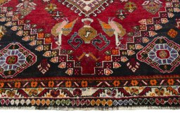 Central medallion detail of 2000s Shiraz rug from Iran / Persia