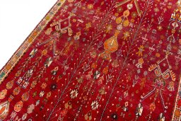 Central medallion detail of 2000s Shiraz rug from Iran / Persia