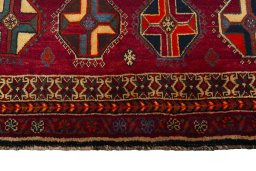 Central medallion detail of 2000s Shiraz rug from Iran / Persia