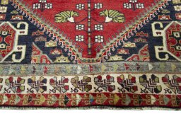 Central medallion detail of 2000s Shiraz rug from Iran / Persia