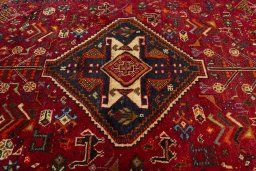 Central medallion detail of 2000s Shiraz rug from Iran / Persia