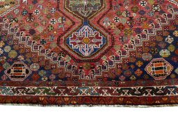 Central medallion detail of 2000s Shiraz rug from Iran / Persia
