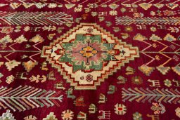 Central medallion detail of 2000s Shiraz rug from Iran / Persia