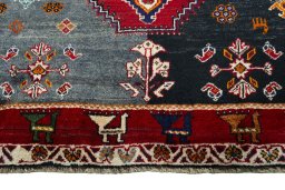 Central medallion detail of 2000s Shiraz rug from Iran / Persia