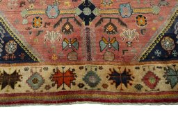 Central medallion detail of 2000s Shiraz rug from Iran / Persia