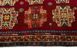 Central medallion detail of 2000s Shiraz rug from Iran / Persia