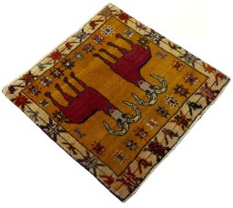 Close-up detail of 2000s Shiraz rug from Iran / Persia showing Wool weave