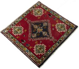 Close-up detail of 2000s Shiraz rug from Iran / Persia showing Wool weave