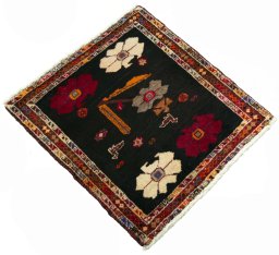Close-up detail of 2000s Shiraz rug from Iran / Persia showing Wool weave