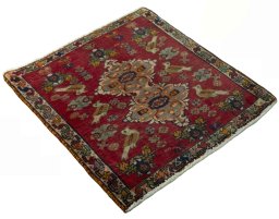 Close-up detail of 2000s Shiraz rug from Iran / Persia showing Wool weave