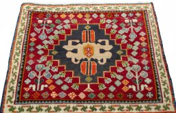 Surface texture of 2000s Shiraz rug with natural Wool and intricate pattern