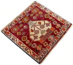 Close-up detail of 2000s Shiraz rug from Iran / Persia showing Wool weave