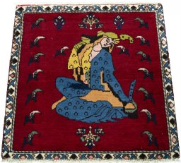 Surface texture of 2000s Shiraz rug with natural Wool and intricate pattern