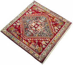 Close-up detail of 2000s Shiraz rug from Iran / Persia showing Wool weave