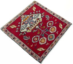 Close-up detail of 2000s Shiraz rug from Iran / Persia showing Wool weave