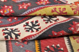 Corner detail of 1950s Sirjan rug showing border pattern and Wool pile