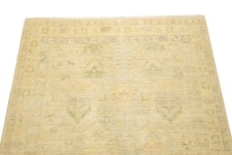 Surface texture of New Sultanabad rug with natural Wool and intricate pattern