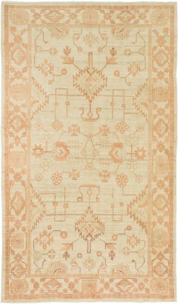 Full view of New Sultanabad rug from Iran / Persia, 295 × 175 cm in Cream tones