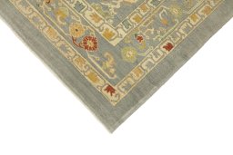 Backside of handmade New Sultanabad rug showing knot structure and weave density