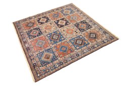 Close-up detail of 1990s Yalameh rug from Iran / Persia showing Wool weave