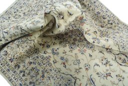 Surface texture of 2000s Kashan rug with natural Wool and intricate pattern