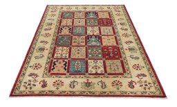 Surface texture of New Farahan rug with natural Wool and intricate pattern