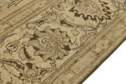Central medallion detail of 1940s Vintage rug from Iran / Persia
