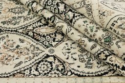 Central medallion detail of 1990s Vintage rug from India