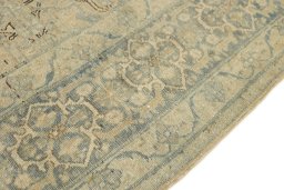 Central medallion detail of 1920s Vintage rug from Iran / Persia