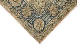 Backside of handmade 1920s Vintage rug showing knot structure and weave density
