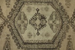Central medallion detail of 1940s Vintage rug from Iran / Persia