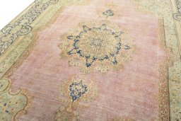 Backside of handmade 1950s Vintage rug showing knot structure and weave density