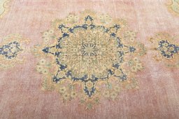 Central medallion detail of 1950s Vintage rug from Turkey