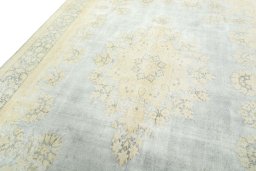 Backside of handmade 1970s Vintage rug showing knot structure and weave density