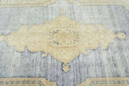 Central medallion detail of 1970s Vintage rug from Turkey