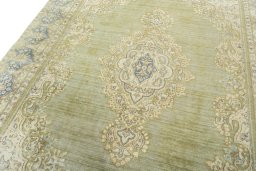Backside of handmade 1970s Vintage rug showing knot structure and weave density