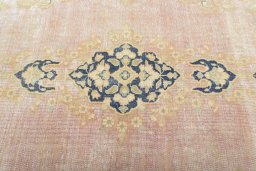 Central medallion detail of 1970s Vintage rug from Iran / Persia