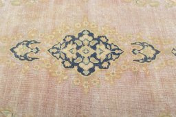 Central medallion detail of 1970s Vintage rug from Turkey