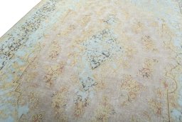 Backside of handmade 1950s Vintage rug showing knot structure and weave density